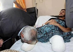 Başbakan ayağını öptü
