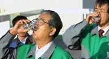 Japon Vali, Radyasyonlu Suyu Bir Dikişte İçti