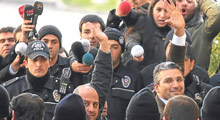 Sanıklar Neden Ellerini Havaya Kaldırıyor?