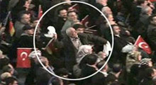 Almanya'da Erdoğan'a çarşaflı eylem!