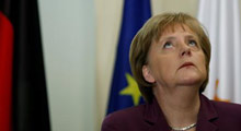 Merkel zoru görünce göçmenlere sarıldı!