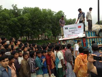 Bangladeş polisinden büyük ayıp