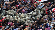 Mısır ordusu Tahrir meydanında - FOTO