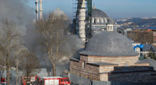 Tarihi cami alev alev yanıyor