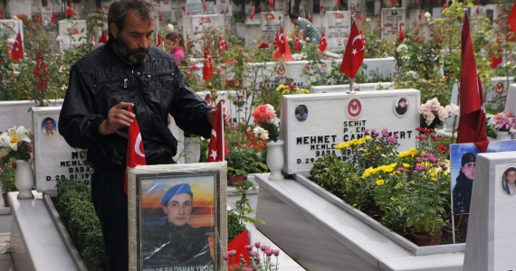 Şehitlerinin başında dua edip gözyaşı döktüler