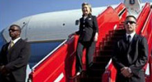 Clinton uçağa binerken yere düştü