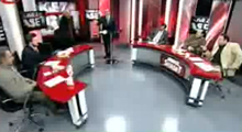 Canlı yayında mikrofon fırlattı-İZLEYİN