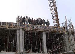 Parasını alamayan işçiler çatıya çıktı