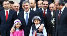 Kürtçe şarkı dinledi, 'terör' mesajı verdi!