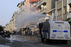 Savaş karşıtı gösteride ortalık karıştı
