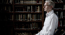 Assange kimin için ''aptalın teki'' dedi?