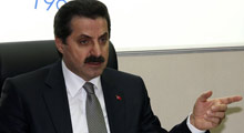 Bakan Çelik aşure dağıttı
