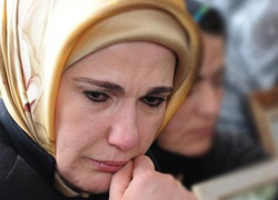 Gözyaşlarını tutamadı