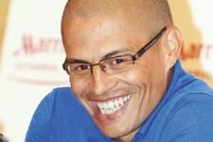Alex imzayı attı