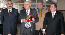 İşadamı Şevket Demirel neden plaket vermedi?