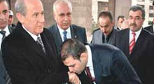 Bahçeli el öptürdü, karayolu trafiğe kapandı