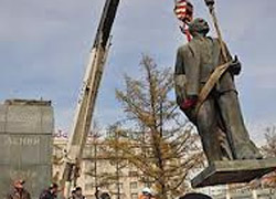 Lenin'i yıkıp satışa çıkardılar!