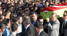 Tabutunu Erdoğan taşıdı