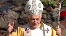 Laikliği eleştiren Papa'ya tepki