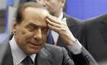 Berlusconi'ye gönderilen paket ateş aldı!