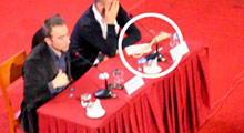 Gazetecilere idam ipi fırlatıldı
