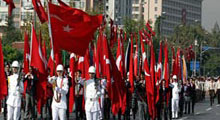 Vatan'da ertelemeli resmi geçit töreni