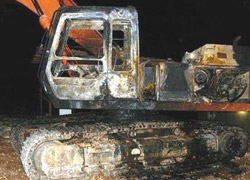 Teröristler iş makinelerini yaktı