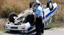 Polis otomobili şarampole yuvarlandı