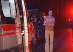 Yanan araçtan polis kurtardı