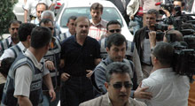 Tekin, Küçük ile çekilen resmini silmek istemiş