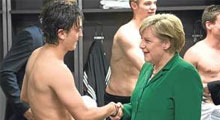 Merkel'i yakan 'Mesut' fotoğraf!
