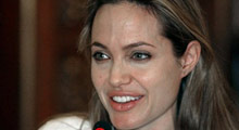 Angelina Jolie iptale çok üzülmüş!