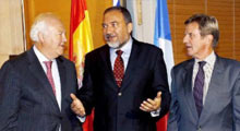 Lieberman yüzlerine tükürdü!