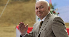 Lujkov kendi partisini kuruyor!
