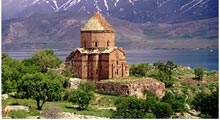 Akdamar Kilisesi'nin haçı takıldı