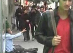'Sakat' dilenci zabıtaları peşinden koşturdu 