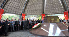 Özal ve Hasan Doğanın kabrini ziyaret etti