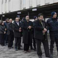 Kapatılan DTP'nin 54 başkanına beraat
