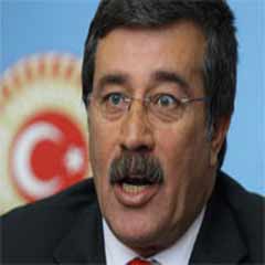 Başkanı dövdü, sandığı parçaladı!