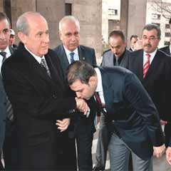 Bahçeli'ye el öptürme tepkisi