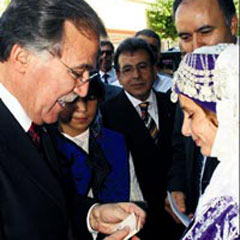 Şahin el öptürüp 10 lira harçlık dağıttı