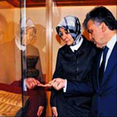 Gül, Kur'an sergisini gezdi