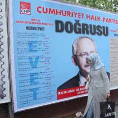 Afiş skandalı kelle götürdü!