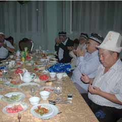 Kırgız ve Özbekler aynı sofrada iftar açıyor