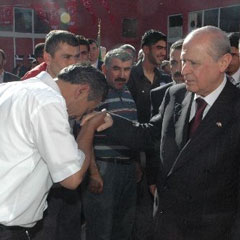 Bahçeli'nin elini öpmek için yarıştılar