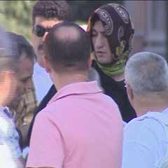 Çarşaflı eylemci erkek çıktı
