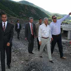 Bakan Yıldırım, yol asfaltladı
