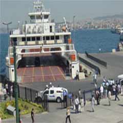 Arabalı vapurda 'bombalı araç' paniği
