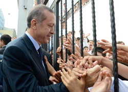 Erdoğan çocuğun elini böyle öptü