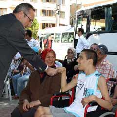 AK Partililer engellilerle buluştu